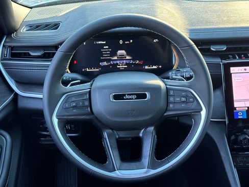 New 2025 Jeep Grand Cherokee Limited w/ Black Appearance Package AWD/4WD image 16