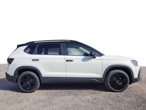 New 2026 Volkswagen Taos SE FWD image 5