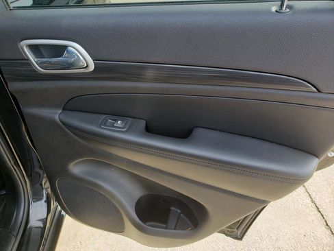 Used 2019 Jeep Grand Cherokee Altitude image 24