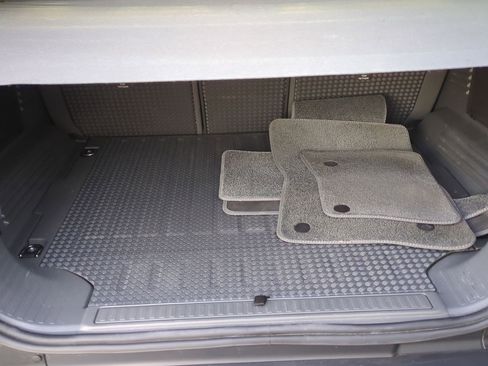 Used 2024 Land Rover Defender 110 X-Dynamic SE image 24