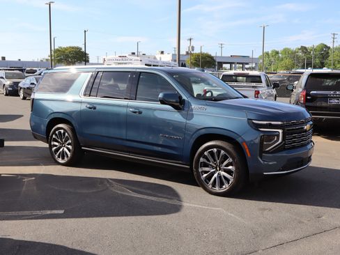 Used 2026 Chevrolet Suburban High Country image 2