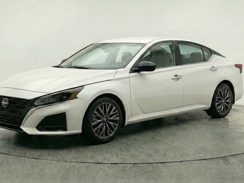 Used 2025 Nissan Altima 2.5 SV image 3