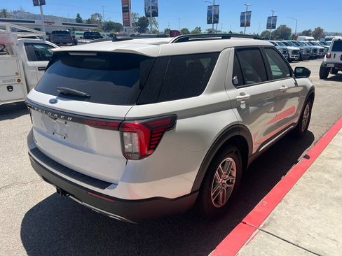 Used 2025 Ford Explorer Active w/ Active Comfort Package RWD image 3