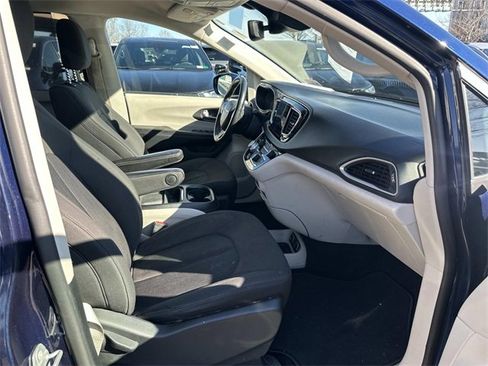 Certified 2020 Chrysler Pacifica Touring w/ Advanced Safetytec Group image 9