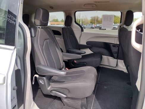 Used 2023 Chrysler Voyager LX FWD image 10