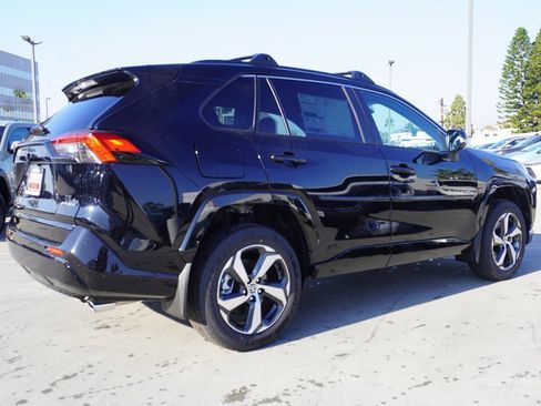 New 2025 Toyota RAV4 SE image 3