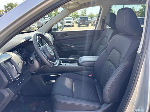 Used 2025 Nissan Pathfinder SV FWD image 29