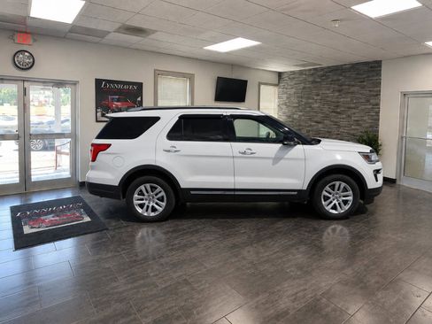 Used 2018 Ford Explorer XLT w/ Equipment Group 201A AWD/4WD image 12