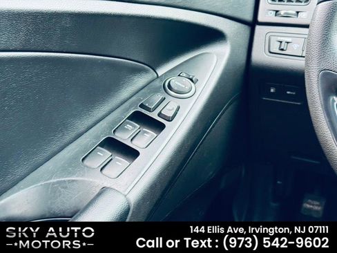 Used 2012 Hyundai Sonata SE w/ Navigation & Sunroof Pkg FWD image 15