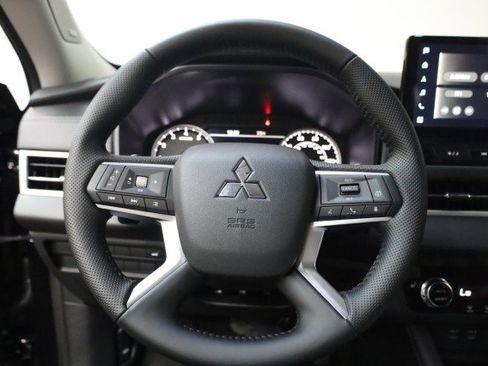 New 2025 Mitsubishi Outlander SE image 6