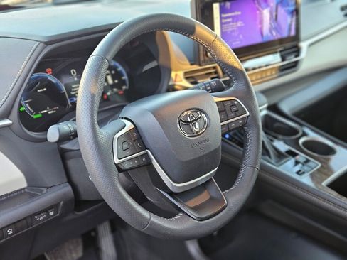 Used 2025 Toyota Sienna Platinum image 17