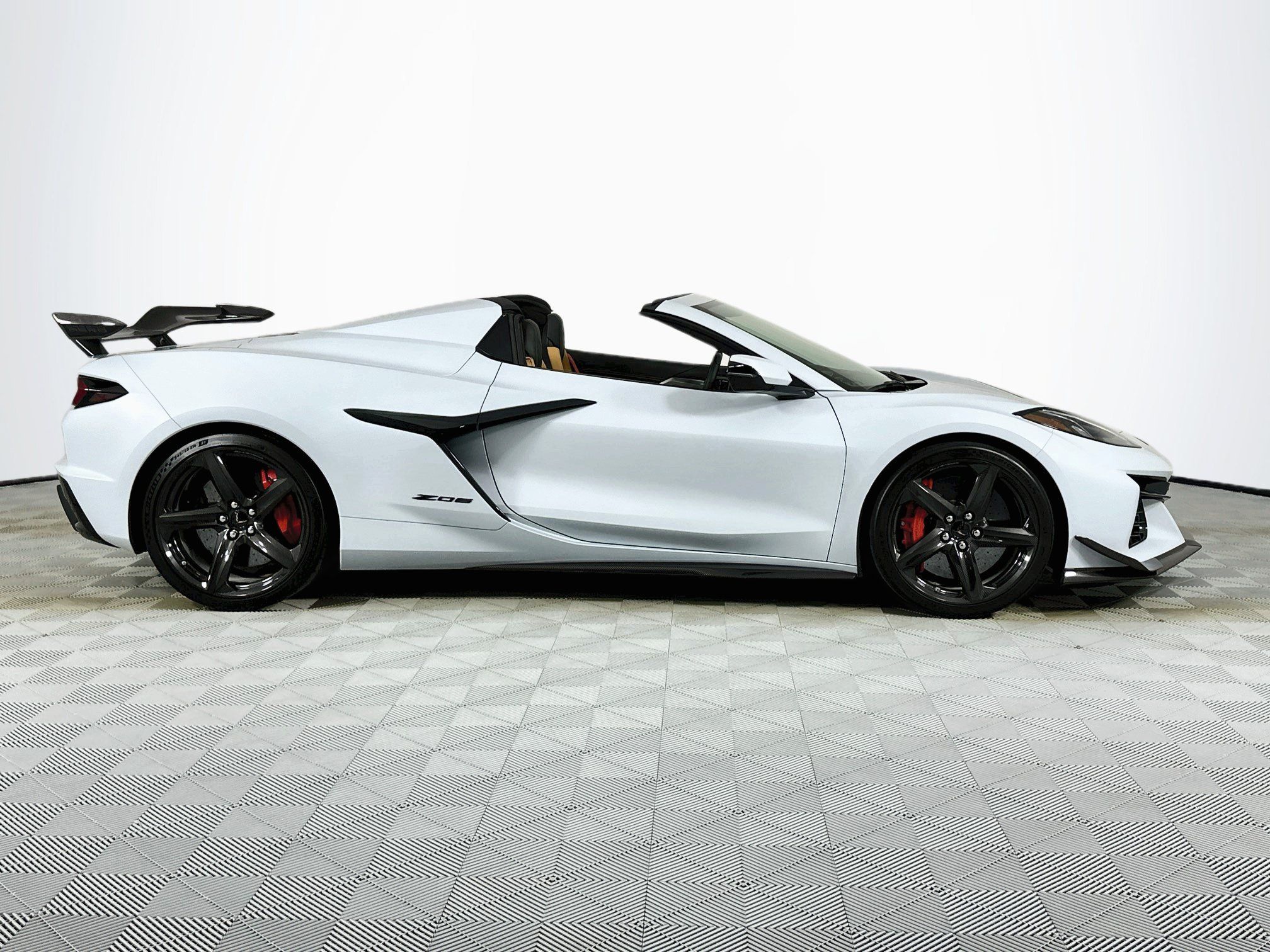 Used 2023 Chevrolet Corvette Z06 w/ Z07 Performance Package RWD image 4