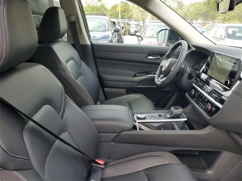 Used 2024 Nissan Pathfinder SL image 36