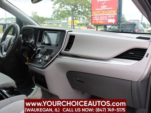 Used 2018 Toyota Sienna LE image 15