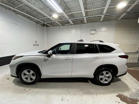 Used 2023 Toyota Highlander LE FWD image 3