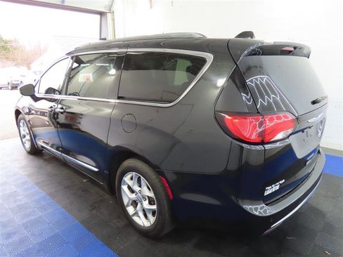 Used 2020 Chrysler Pacifica Limited image 10