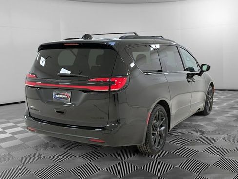 Used 2025 Chrysler Pacifica Limited image 3