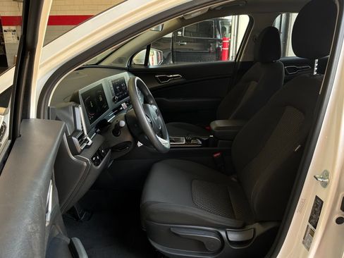 Used 2025 Kia Sportage LX FWD image 10