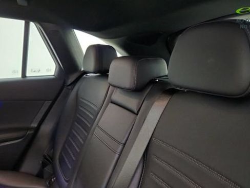 Used 2025 Mercedes-Benz GLC 300 4MATIC image 32