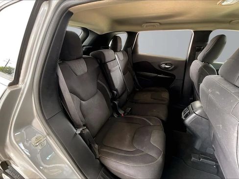 Used 2015 Jeep Cherokee Latitude FWD image 21