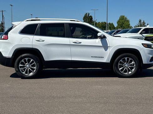 Used 2019 Jeep Cherokee Latitude Plus AWD/4WD image 3