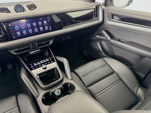 Certified 2025 Porsche Cayenne E-Hybrid AWD/4WD image 26