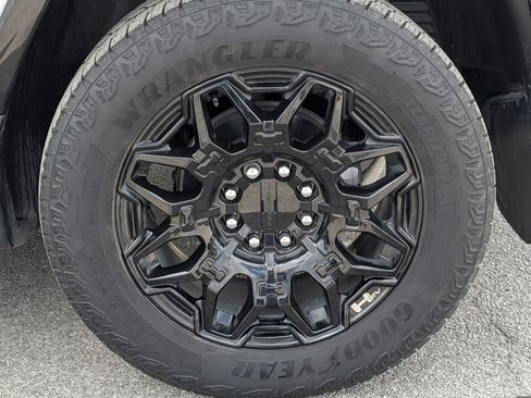 Used 2025 GMC Hummer EV 2X w/ LPO, Sport Package image 9