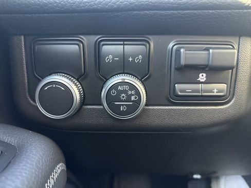 Used 2021 GMC Yukon Denali w/ Denali Premium Package image 17