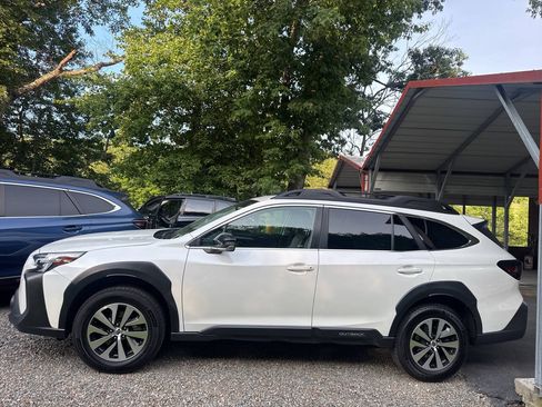 Used 2023 Subaru Outback Premium AWD/4WD image 5