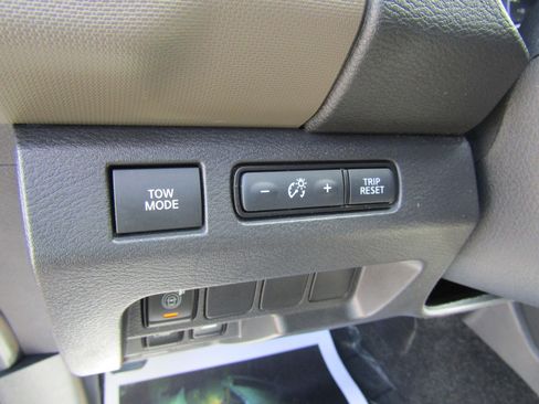 Used 2022 Nissan Frontier SV w/ Technology Package image 19