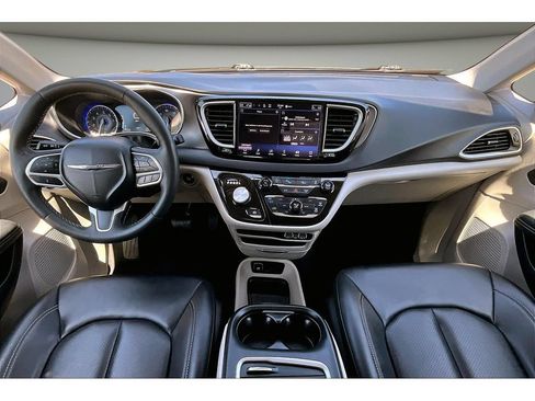 Certified 2024 Chrysler Pacifica Touring-L FWD image 10