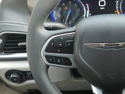 Used 2023 Chrysler Pacifica Touring-L FWD image 17