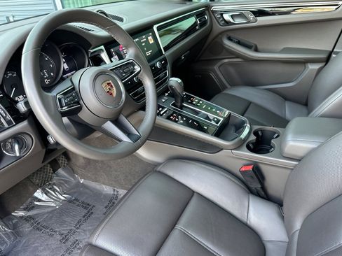 Certified 2024 Porsche Macan image 4