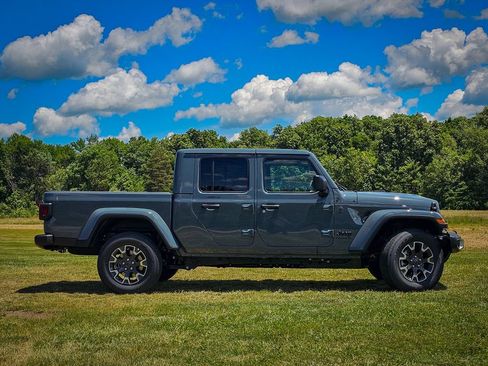 New 2026 Jeep Gladiator Sport AWD/4WD image 2