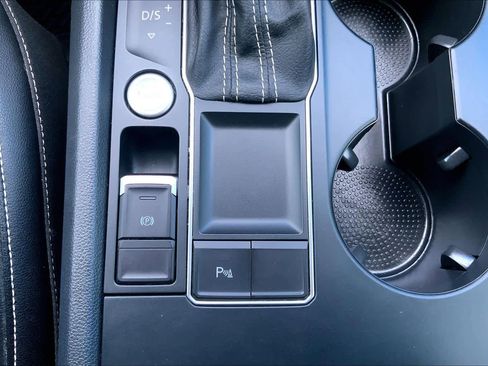 Used 2021 Volkswagen Atlas SE image 36