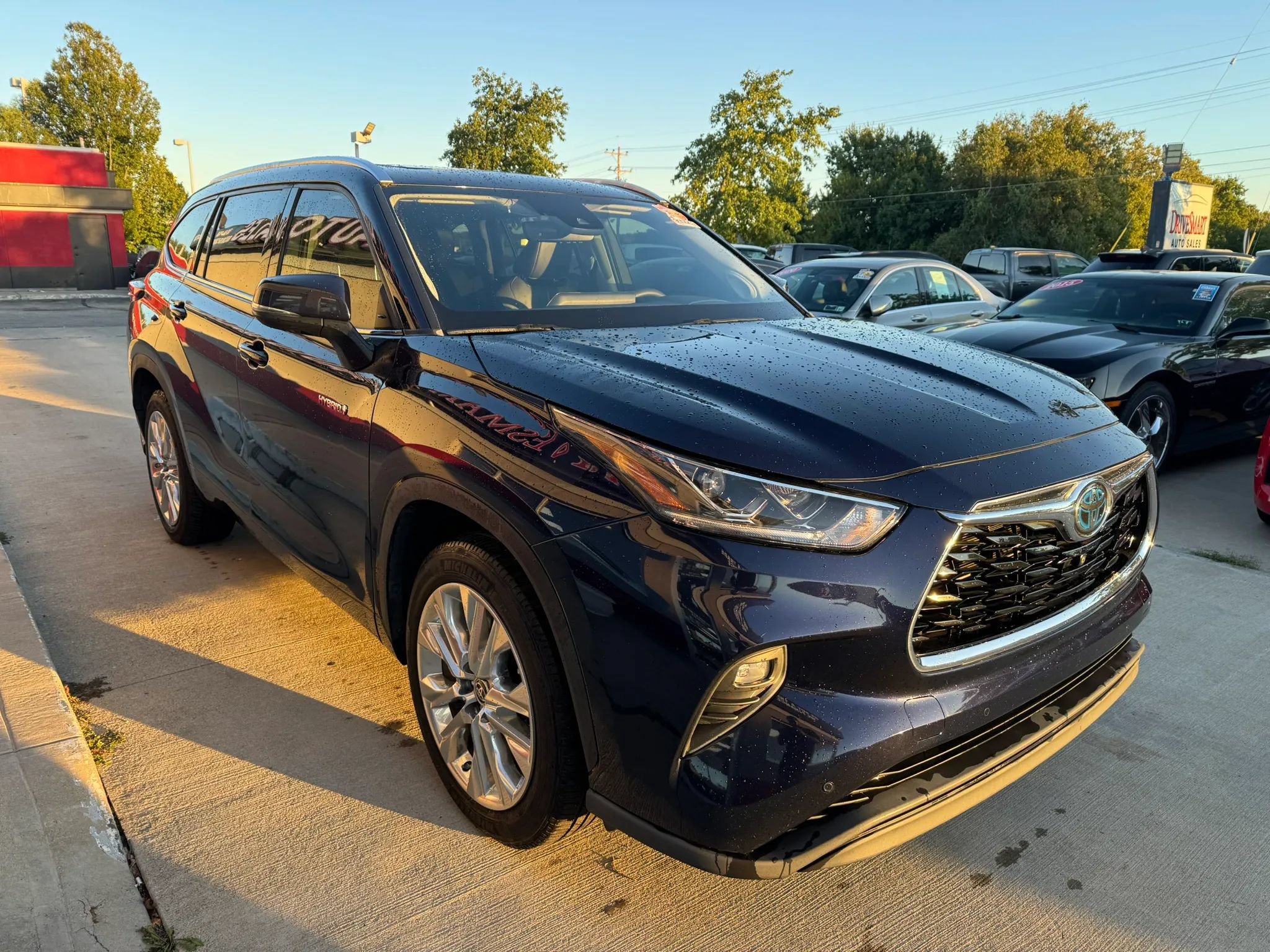 Used 2021 Toyota Highlander Limited FWD image 3
