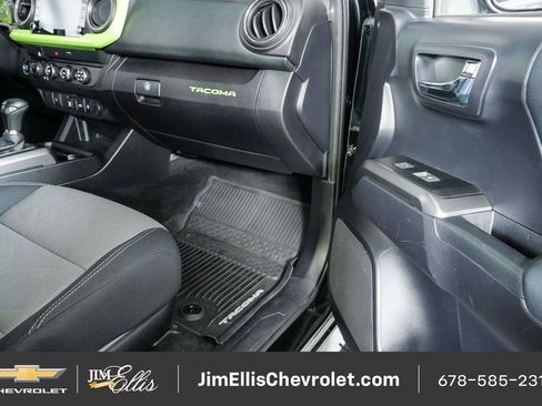 Used 2020 Toyota Tacoma TRD Sport AWD/4WD image 22