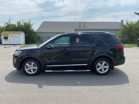 Used 2017 Ford Explorer XLT w/ Equipment Group 202A image 9