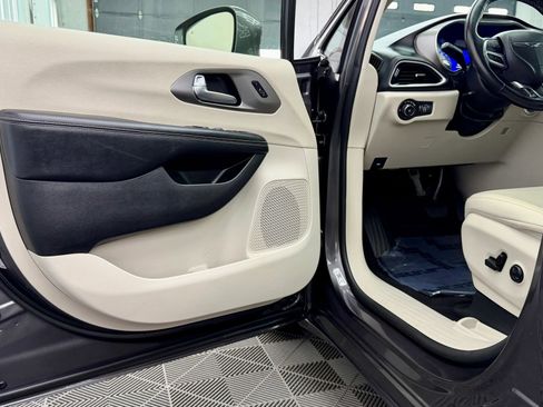 Used 2021 Chrysler Pacifica Touring-L image 5