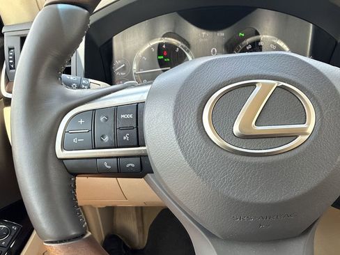 Used 2020 Lexus LX 570 4WD w/ Luxury Package image 26