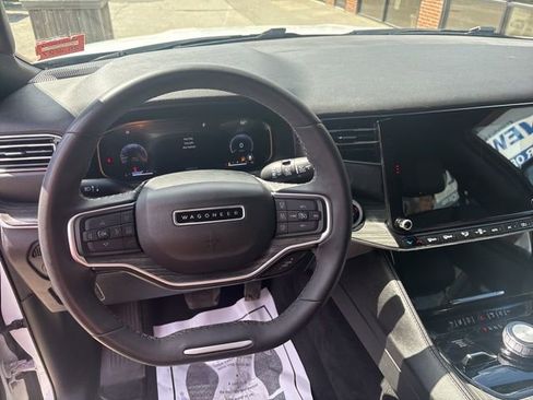 Used 2023 Jeep Wagoneer L Series II AWD/4WD image 11