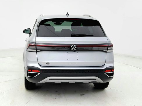 Used 2025 Volkswagen Taos SE FWD image 4