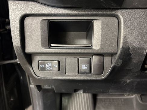 Used 2018 Toyota Tacoma SR w/ SR Convenience Package image 32