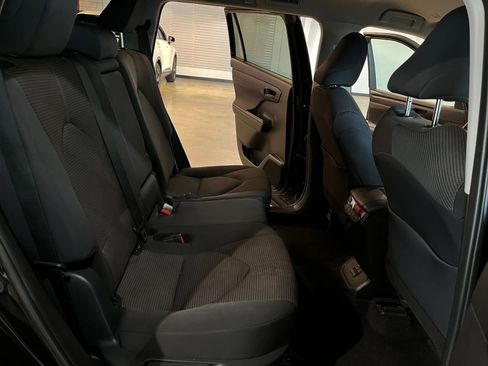 Used 2025 Toyota Highlander LE FWD image 39