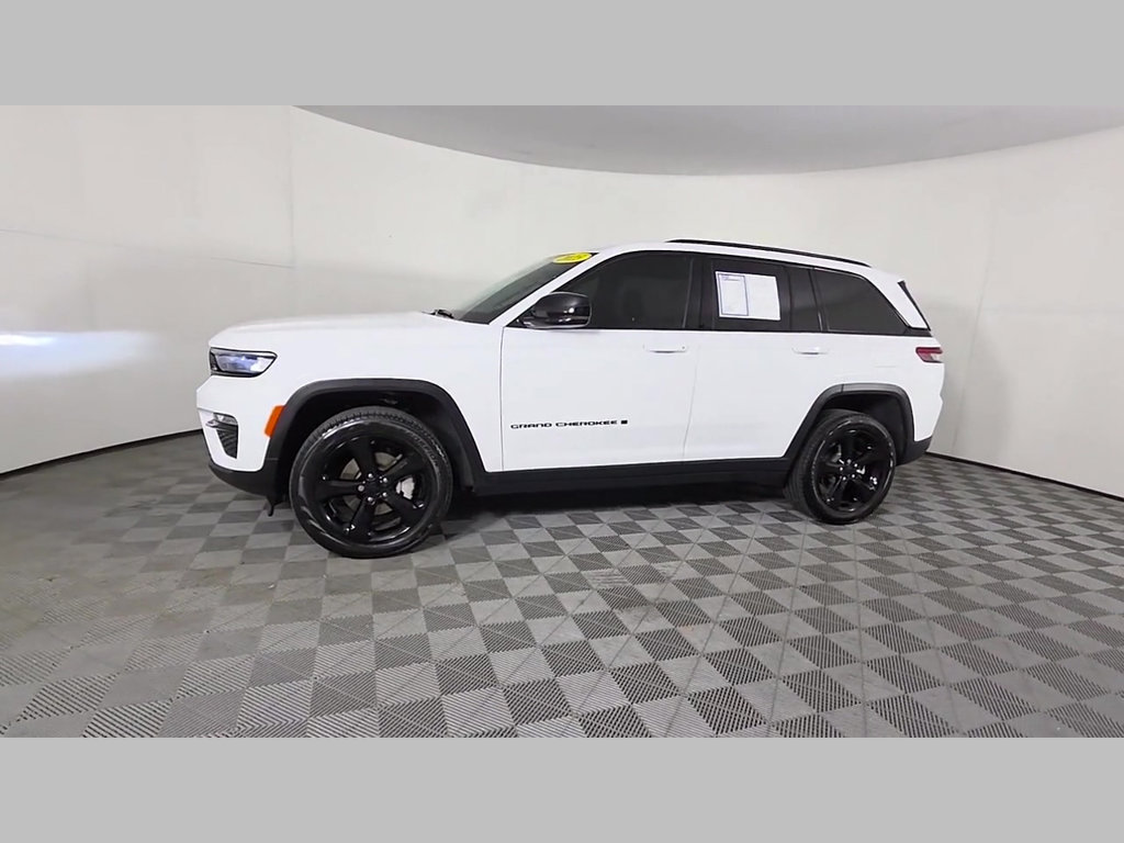 Used 2025 Jeep Grand Cherokee Limited w/ Black Appearance Package RWD image 46