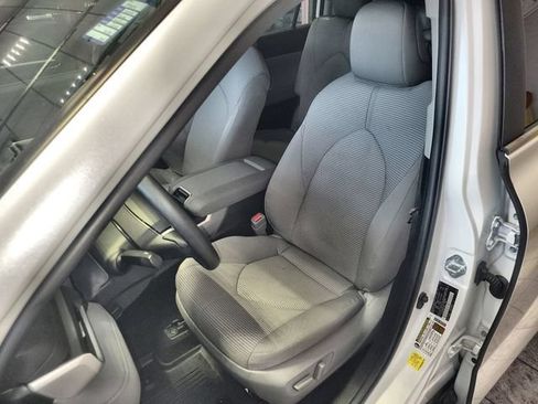 Used 2023 Toyota Highlander L FWD image 11