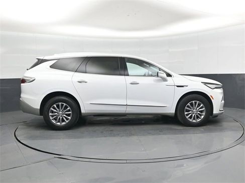 Used 2024 Buick Enclave Premium image 2