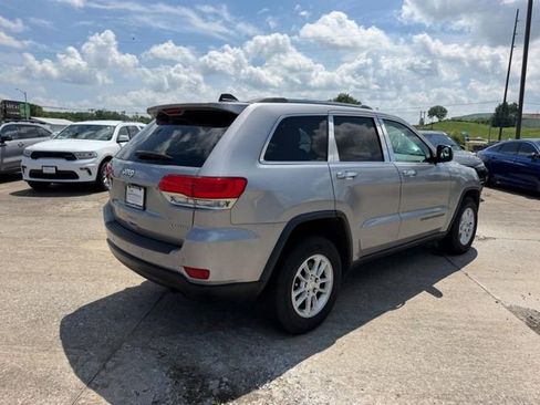 Used 2018 Jeep Grand Cherokee Laredo AWD/4WD image 3