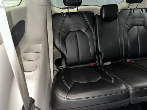 Used 2024 Chrysler Pacifica Touring-L FWD image 27