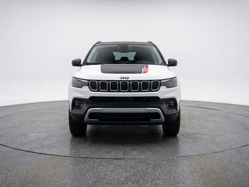 Used 2025 Jeep Compass Trailhawk image 2